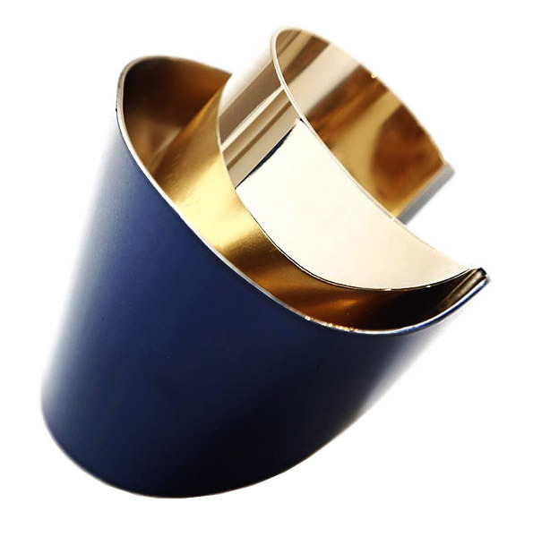 ����� ����