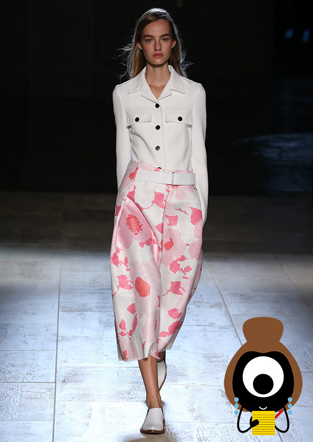 Victoria Beckham: Flats and Flowers That Mean Business